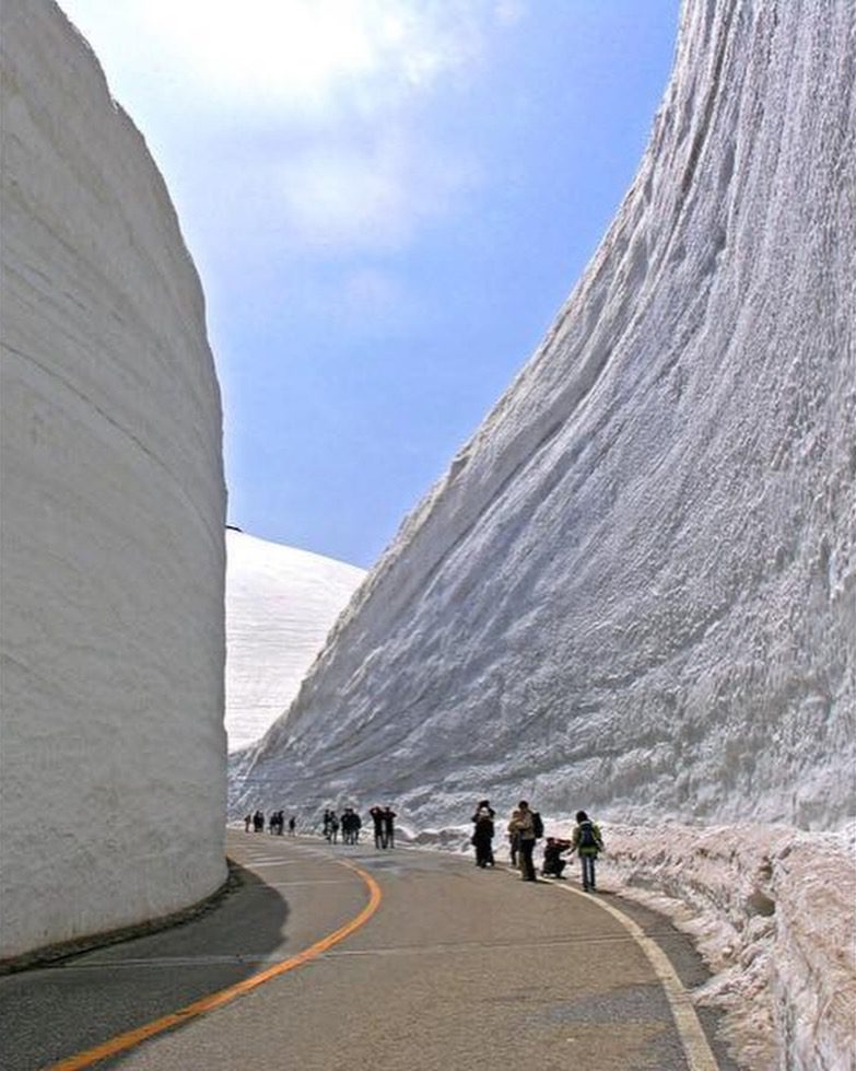 Muri di neve alti 20 metri: la strada surreale del Giappone
