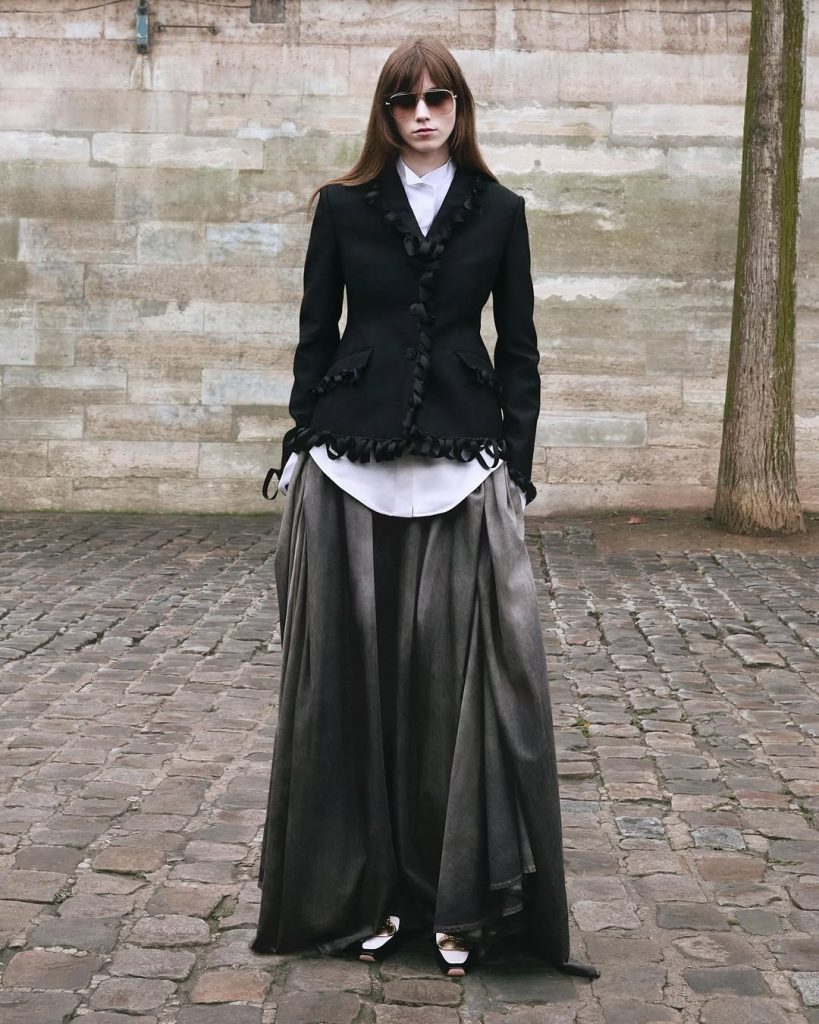 Jonathan Anderson Ridefinisce l'Eleganza Dior: La Collezione Pre-Fall 2026 Che Sta Conquistando il Mondo della Moda 7 Jonathan Anderson Ridefinisce l'Eleganza Dior: La Collezione Pre-Fall 2026 Che Sta Conquistando il Mondo della Moda