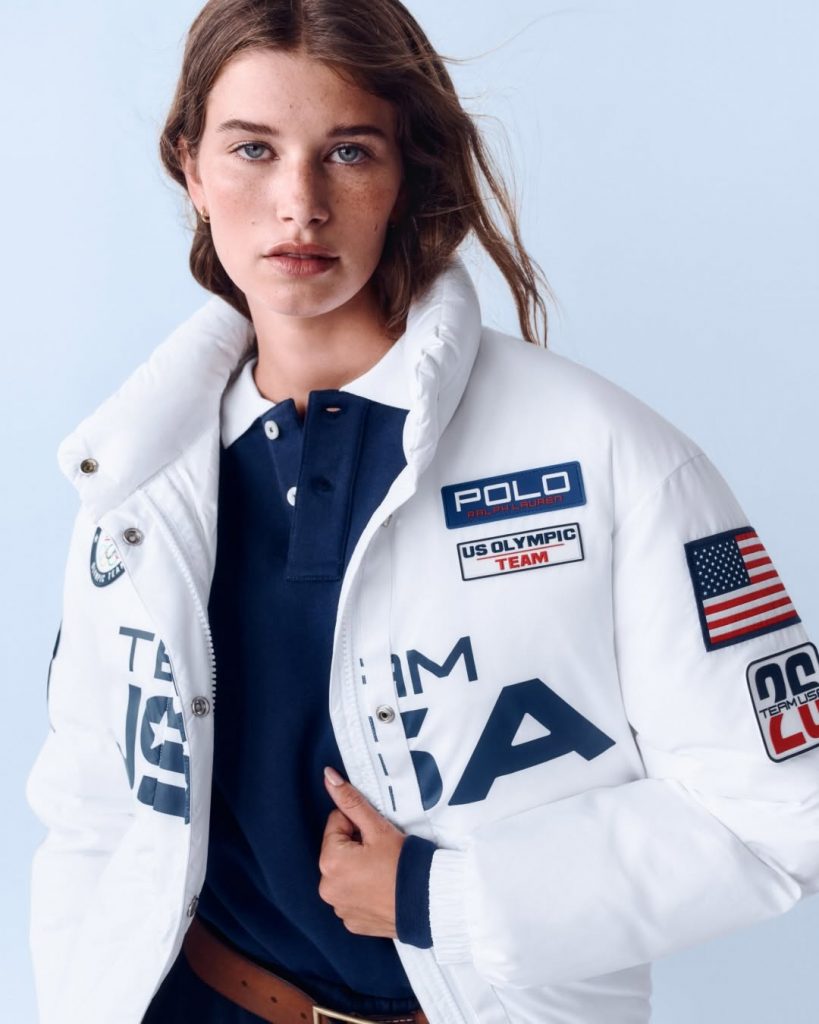 Ralph Lauren Ridefinisce lo Stile Olimpico: Un Viaggio nel Tempo per Team USA 2026 1 Ralph Lauren Ridefinisce lo Stile Olimpico: Un Viaggio nel Tempo per Team USA 2026