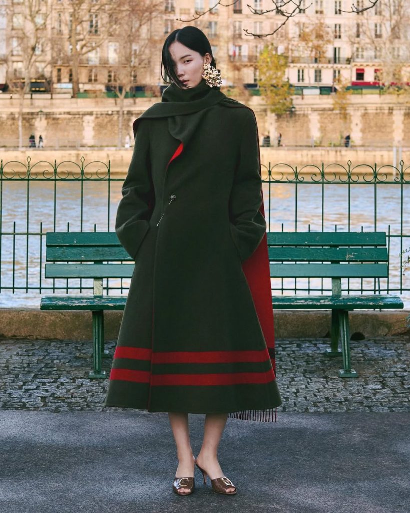 Jonathan Anderson Ridefinisce l'Eleganza Dior: La Collezione Pre-Fall 2026 Che Sta Conquistando il Mondo della Moda 5 Jonathan Anderson Ridefinisce l'Eleganza Dior: La Collezione Pre-Fall 2026 Che Sta Conquistando il Mondo della Moda