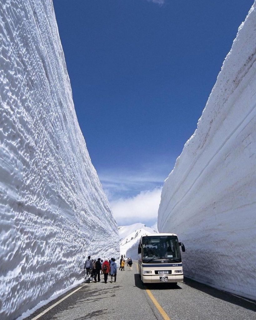 Muri di neve alti 20 metri: la strada surreale del Giappone