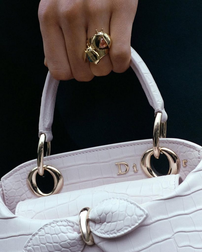 Jonathan Anderson Ridefinisce l'Eleganza Dior: La Collezione Pre-Fall 2026 Che Sta Conquistando il Mondo della Moda 2 Jonathan Anderson Ridefinisce l'Eleganza Dior: La Collezione Pre-Fall 2026 Che Sta Conquistando il Mondo della Moda