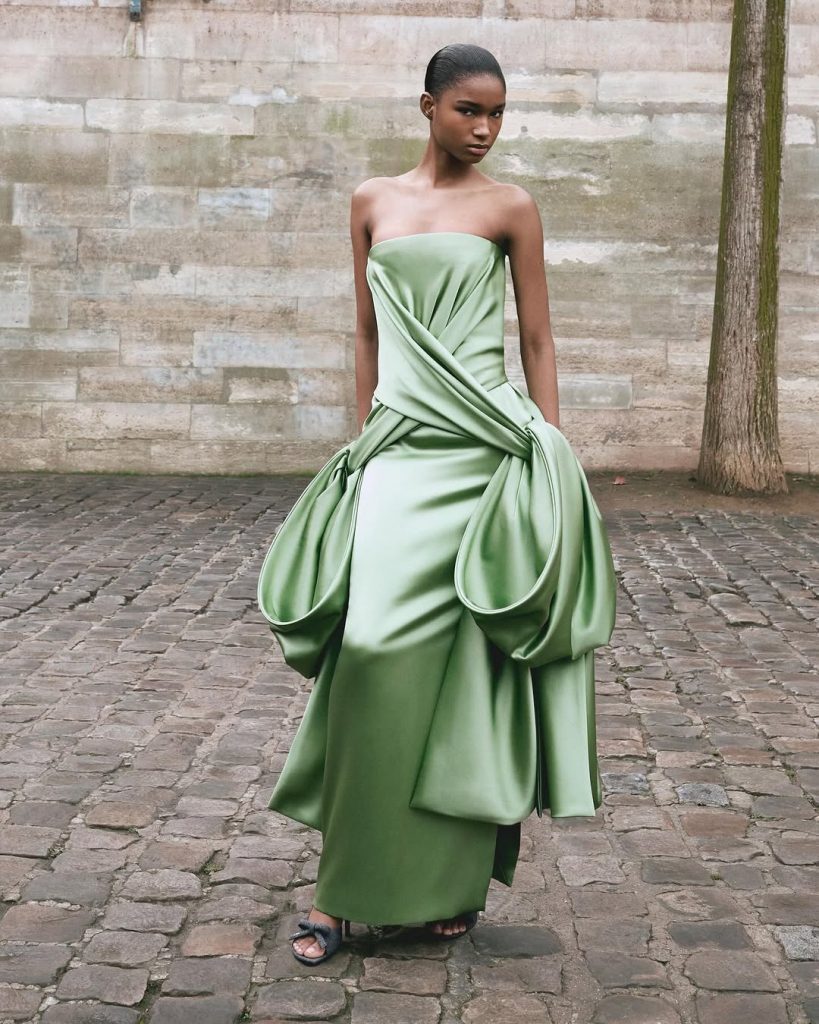 Jonathan Anderson Ridefinisce l'Eleganza Dior: La Collezione Pre-Fall 2026 Che Sta Conquistando il Mondo della Moda 4 Jonathan Anderson Ridefinisce l'Eleganza Dior: La Collezione Pre-Fall 2026 Che Sta Conquistando il Mondo della Moda