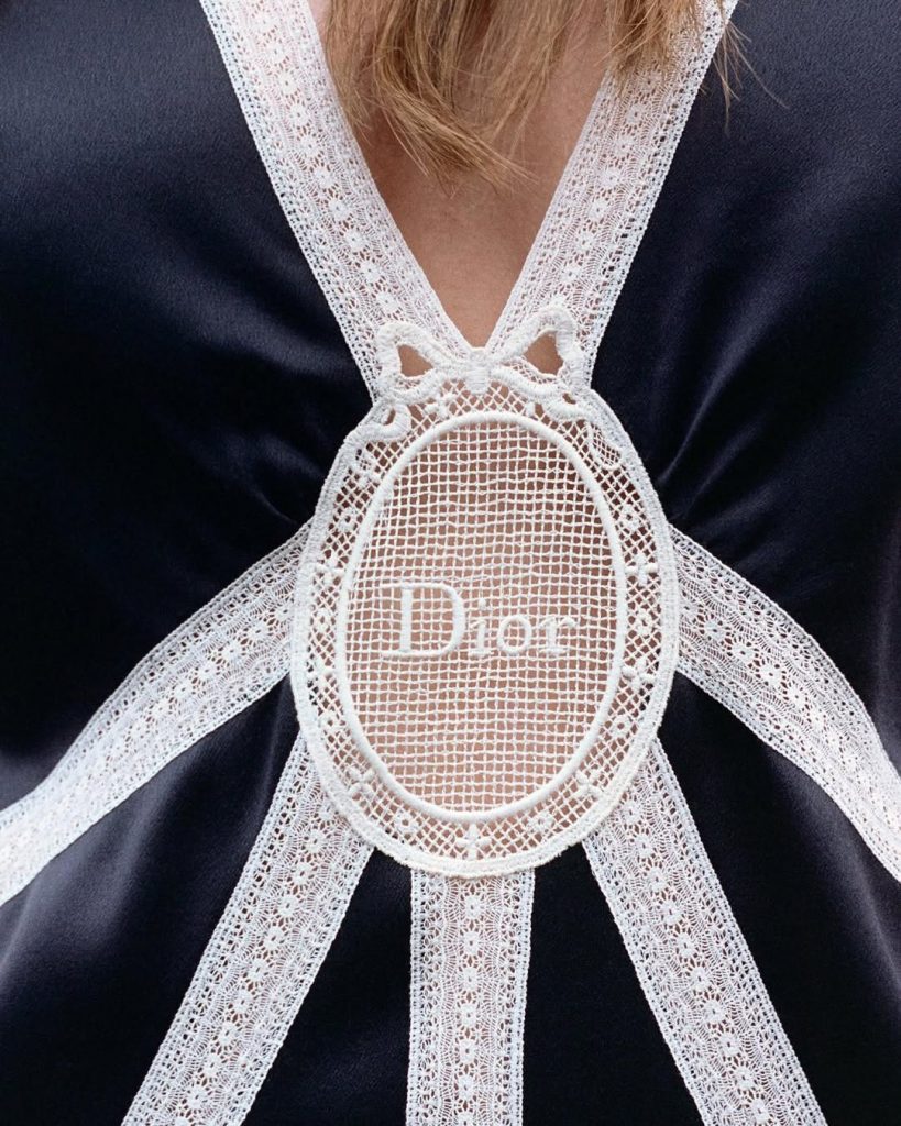 Jonathan Anderson Ridefinisce l'Eleganza Dior: La Collezione Pre-Fall 2026 Che Sta Conquistando il Mondo della Moda 6 Jonathan Anderson Ridefinisce l'Eleganza Dior: La Collezione Pre-Fall 2026 Che Sta Conquistando il Mondo della Moda