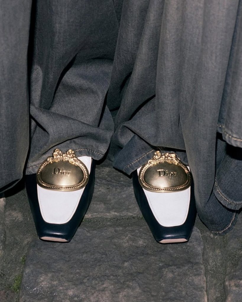 Jonathan Anderson Ridefinisce l'Eleganza Dior: La Collezione Pre-Fall 2026 Che Sta Conquistando il Mondo della Moda 3 Jonathan Anderson Ridefinisce l'Eleganza Dior: La Collezione Pre-Fall 2026 Che Sta Conquistando il Mondo della Moda