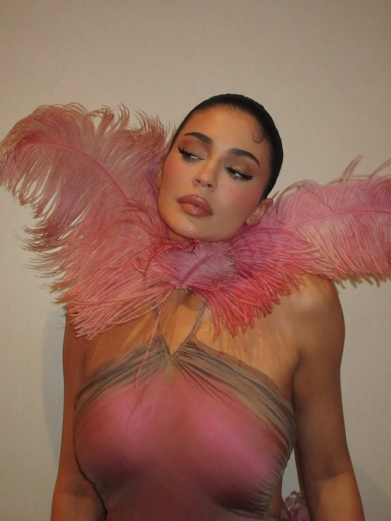 Kylie Jenner in rosa: l’abito piumato che profuma di vacanza da sogno