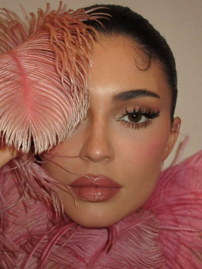 Kylie Jenner in rosa: l’abito piumato che profuma di vacanza da sogno