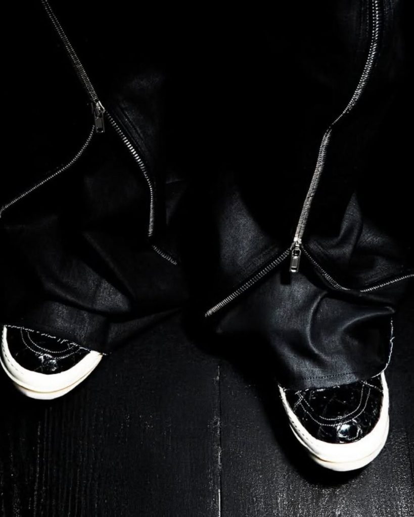 Rick Owens Rivoluziona il Lusso: Le Sneaker in Pelle di Pesce che Ridefiniscono l'Avant-Garde 4 Rick Owens Rivoluziona il Lusso: Le Sneaker in Pelle di Pesce che Ridefiniscono l'Avant-Garde