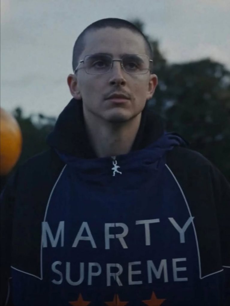 La giacca del momento? Le celebrity scelgono “Marty Supreme” 6 La giacca del momento? Le celebrity scelgono “Marty Supreme”