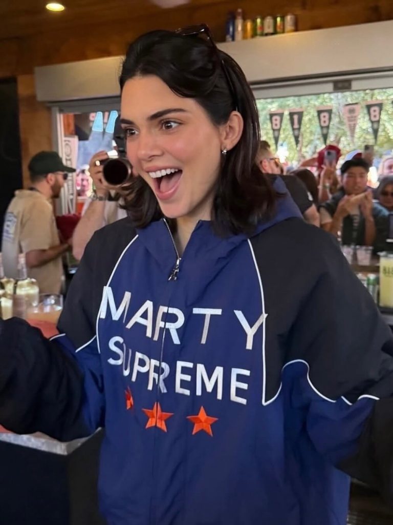 La giacca del momento? Le celebrity scelgono “Marty Supreme” 5 La giacca del momento? Le celebrity scelgono “Marty Supreme”