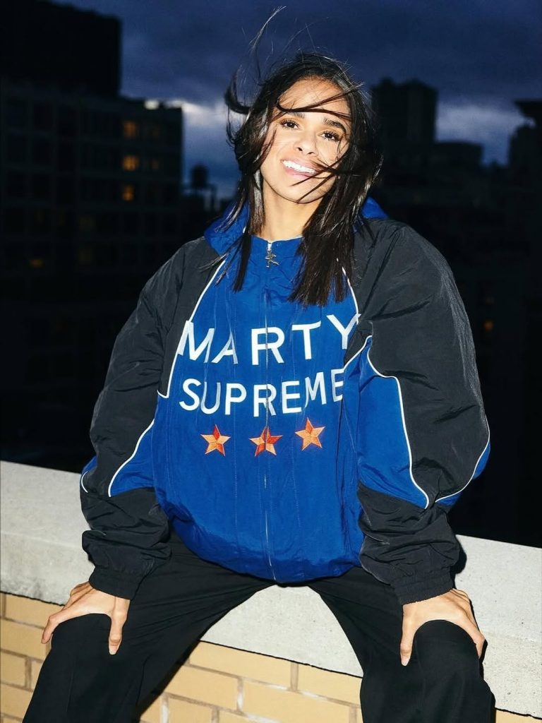 La giacca del momento? Le celebrity scelgono “Marty Supreme” 4 La giacca del momento? Le celebrity scelgono “Marty Supreme”