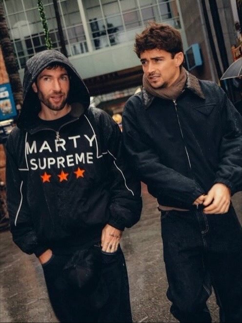 La giacca del momento? Le celebrity scelgono “Marty Supreme” 2 La giacca del momento? Le celebrity scelgono “Marty Supreme”