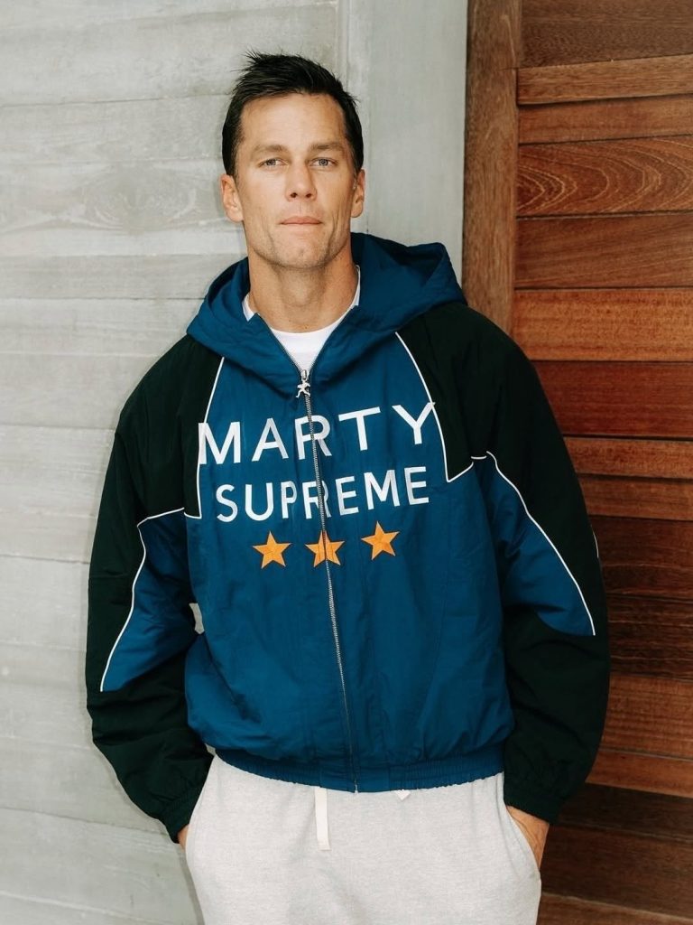 La giacca del momento? Le celebrity scelgono “Marty Supreme” 1 La giacca del momento? Le celebrity scelgono “Marty Supreme”