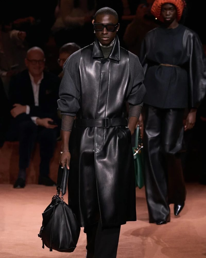 Il trench in pelle è il nuovo outerwear statement