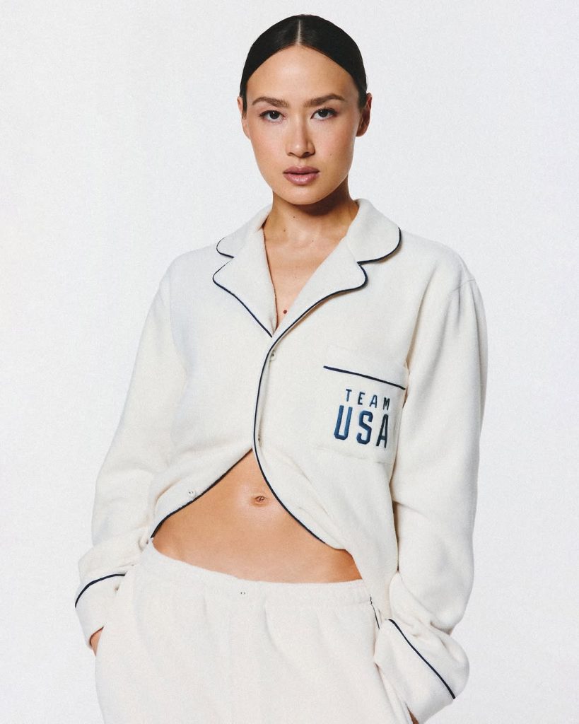 SKIMS Ridefinisce l'Eleganza Olimpica: La Collezione Team USA per le Olimpiadi Invernali 2026 2 SKIMS Ridefinisce l'Eleganza Olimpica: La Collezione Team USA per le Olimpiadi Invernali 2026