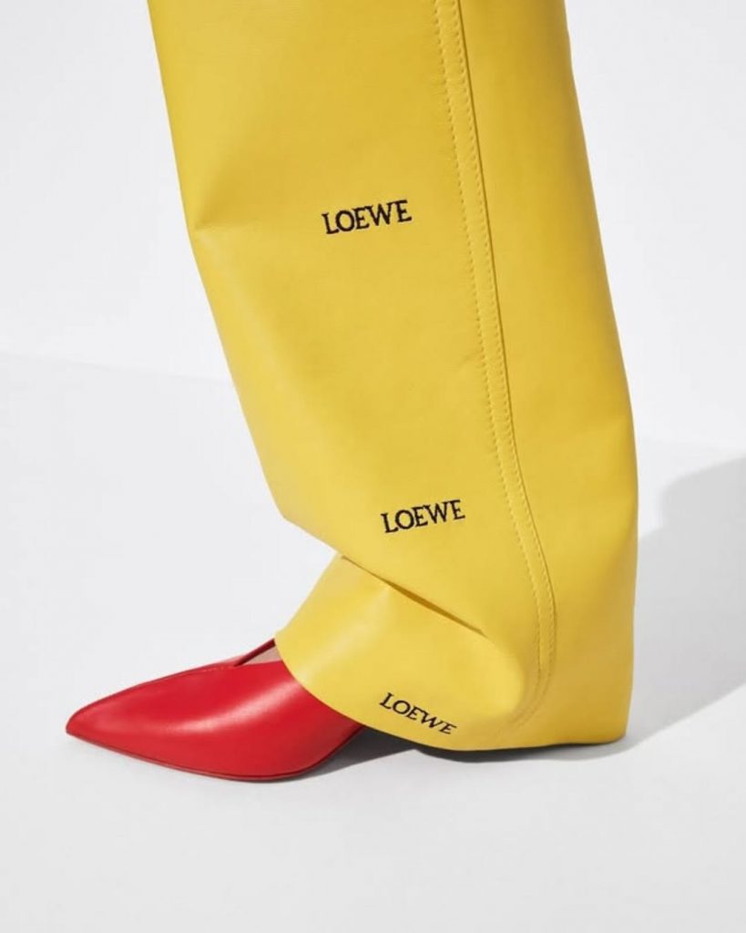Loewe Rinnova la Sua Identità: Un Logo Che Guarda al Futuro Senza Dimenticare il Passato 1 Loewe Rinnova la Sua Identità: Un Logo Che Guarda al Futuro Senza Dimenticare il Passato