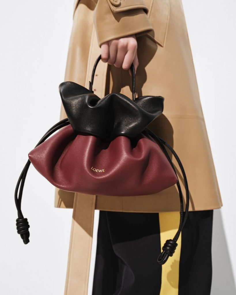 Loewe Rinnova la Sua Identità: Un Logo Che Guarda al Futuro Senza Dimenticare il Passato 2 Loewe Rinnova la Sua Identità: Un Logo Che Guarda al Futuro Senza Dimenticare il Passato
