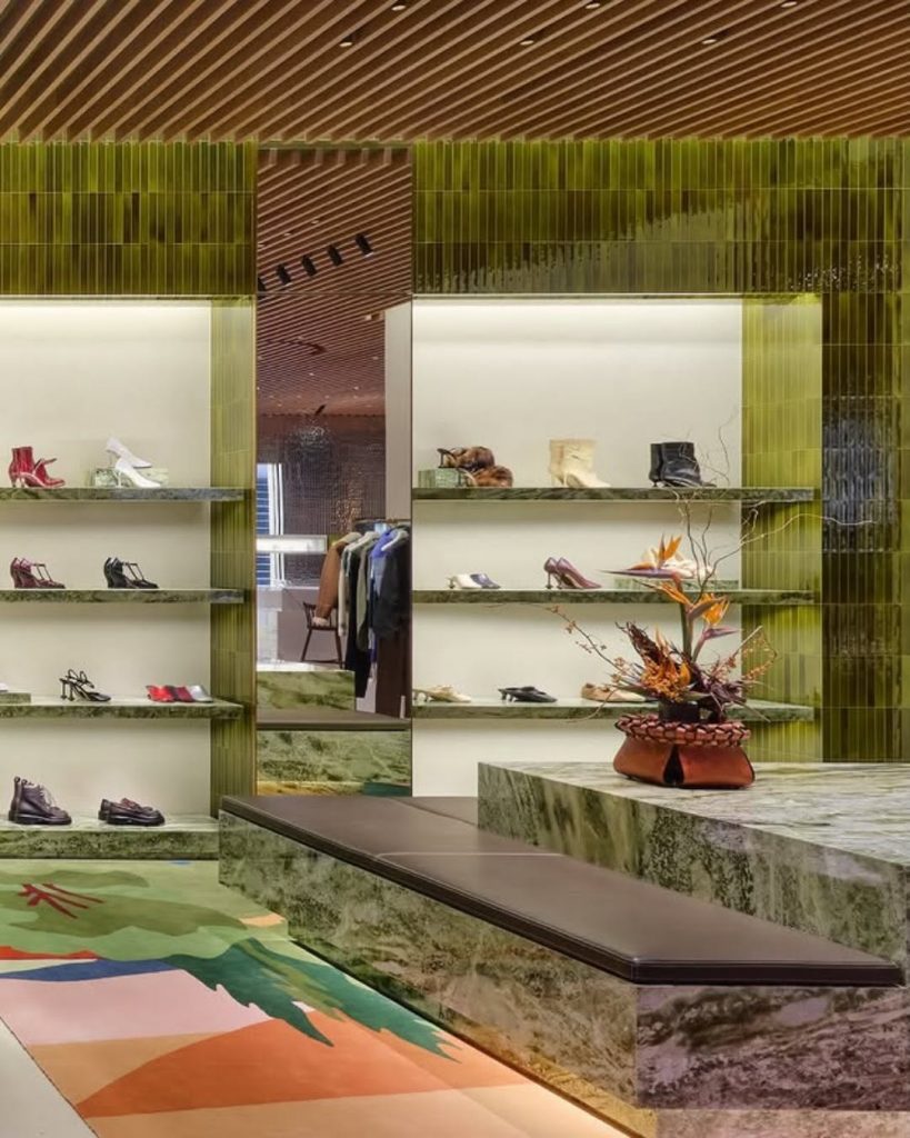 Casa Loewe Tokyo: Un Tempio del Lusso nel Cuore di Ginza 3 Casa Loewe Tokyo: Un Tempio del Lusso nel Cuore di Ginza