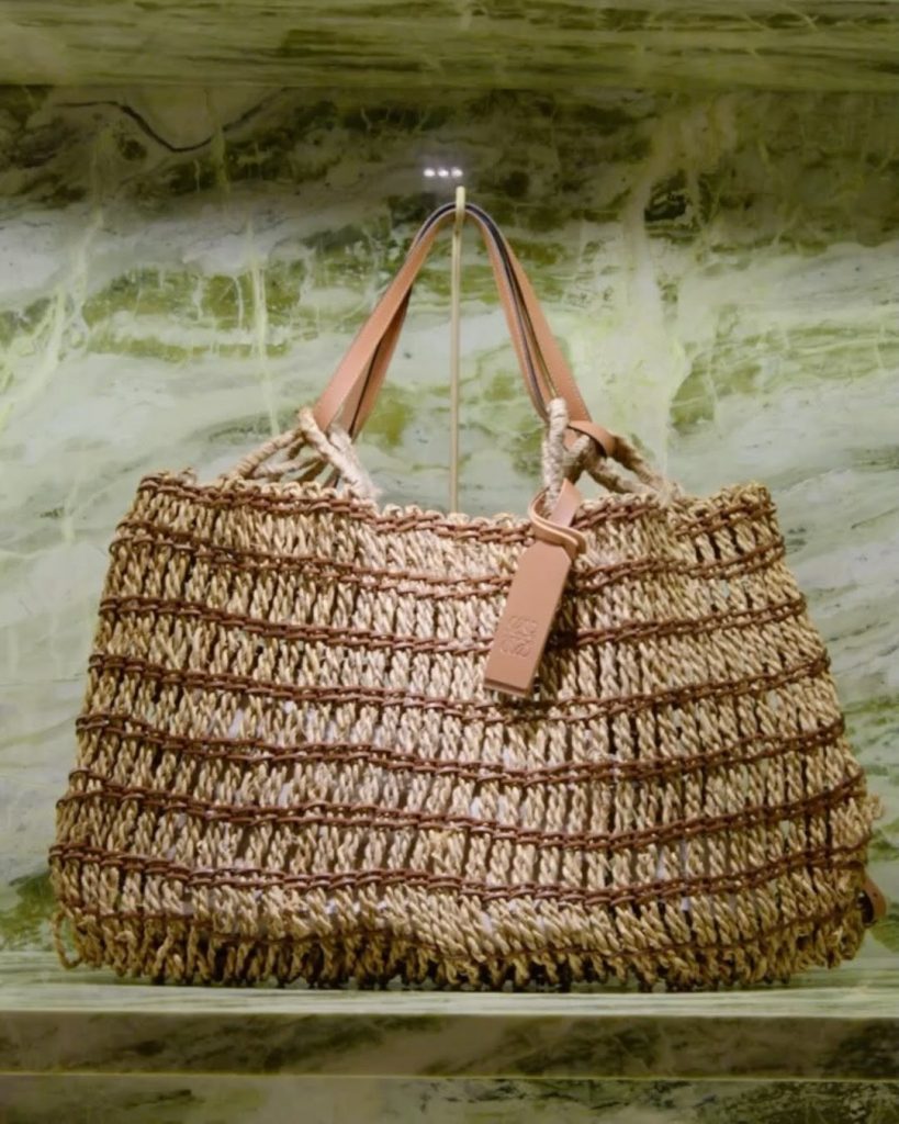 Casa Loewe Tokyo: Un Tempio del Lusso nel Cuore di Ginza 4 Casa Loewe Tokyo: Un Tempio del Lusso nel Cuore di Ginza