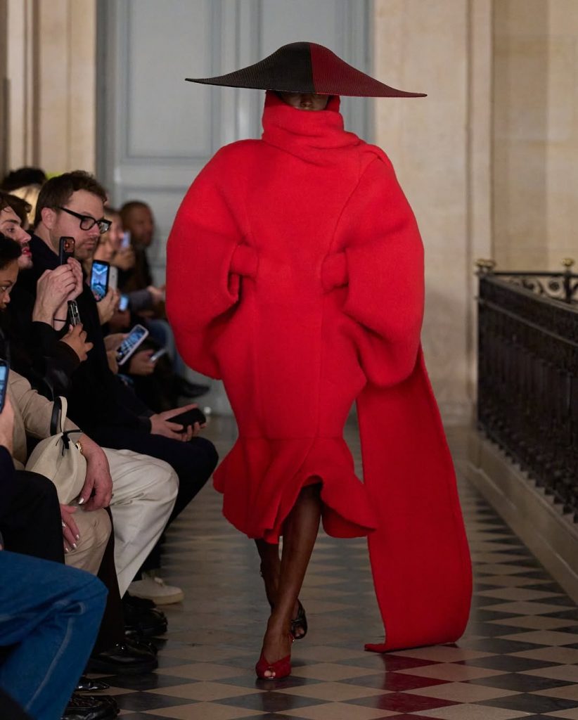 Quando la moda diventa luce: Jacquemus presenta “Le Palmier”
