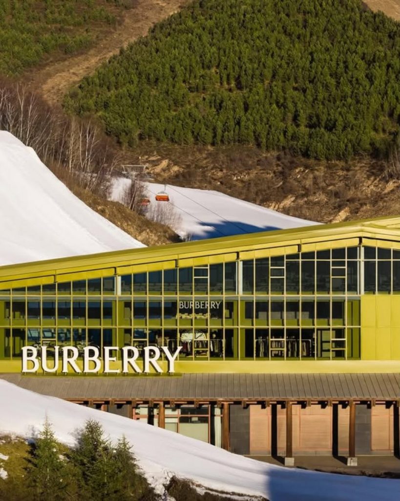 Burberry apre il suo pop-up alpino più spettacolare 3 Burberry apre il suo pop-up alpino più spettacolare