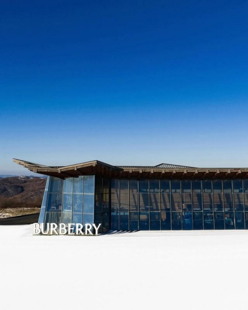 Burberry apre il suo pop-up alpino più spettacolare 1 Burberry apre il suo pop-up alpino più spettacolare