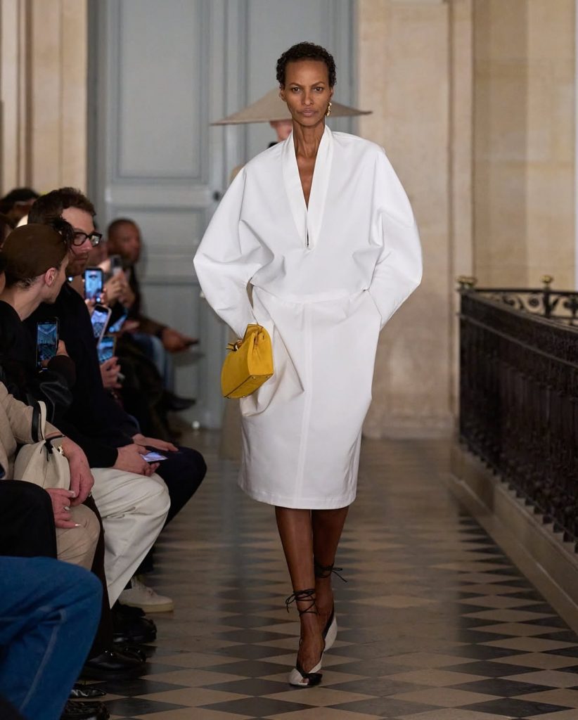 Quando la moda diventa luce: Jacquemus presenta “Le Palmier”