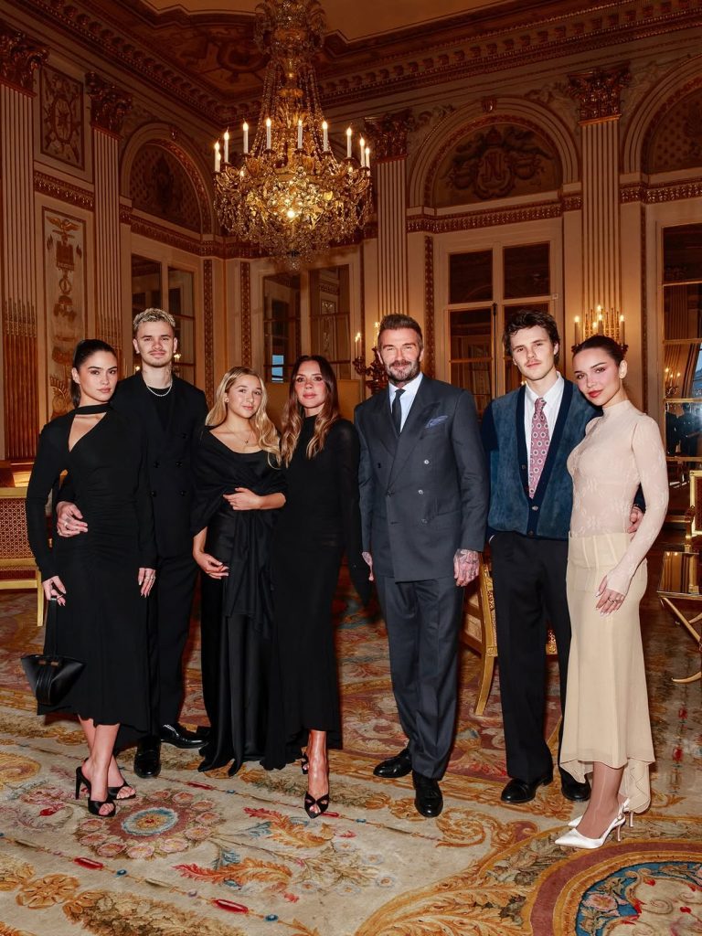 Victoria Beckham Insignita del Prestigioso Titolo Francese: Un Riconoscimento all'Arte della Moda