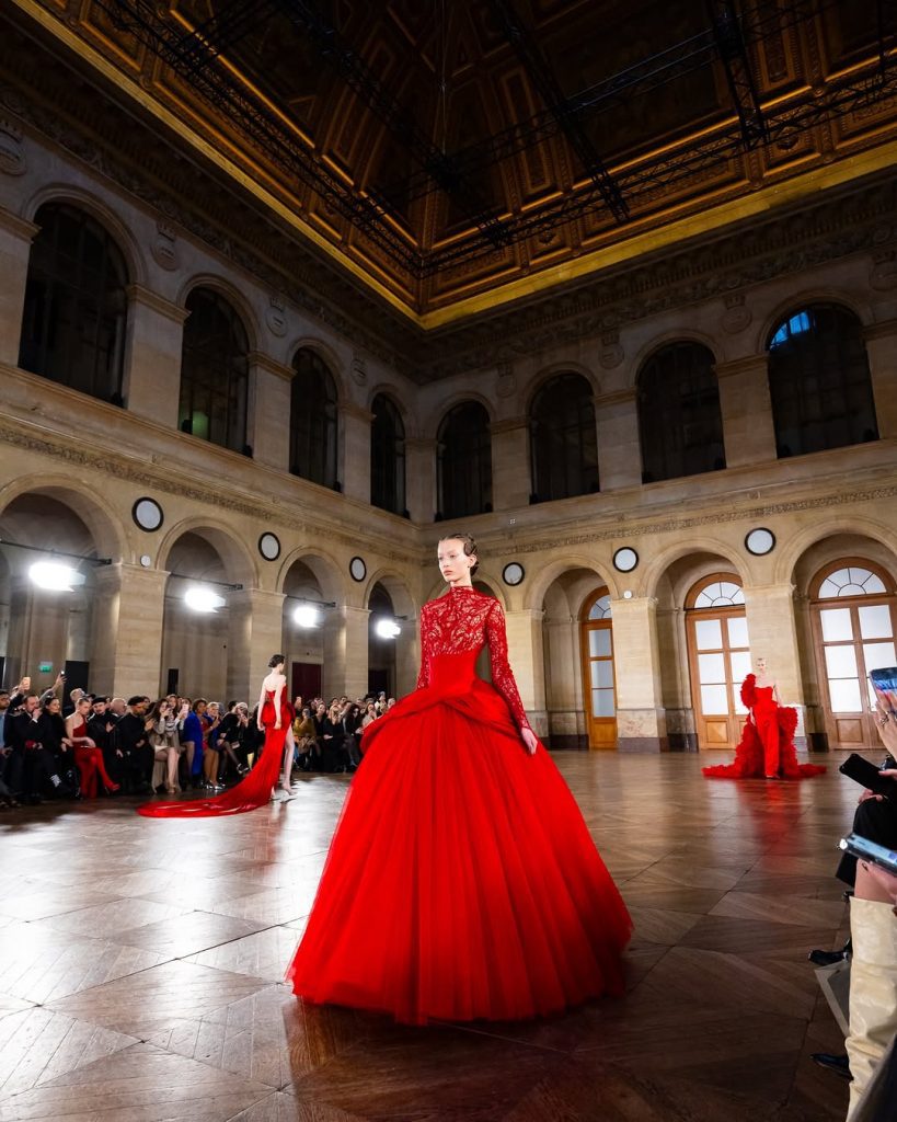 Parigi Si Illumina: Gaurav Gupta Ridefinisce l'Alta Moda con la Sua Visione Futuristica