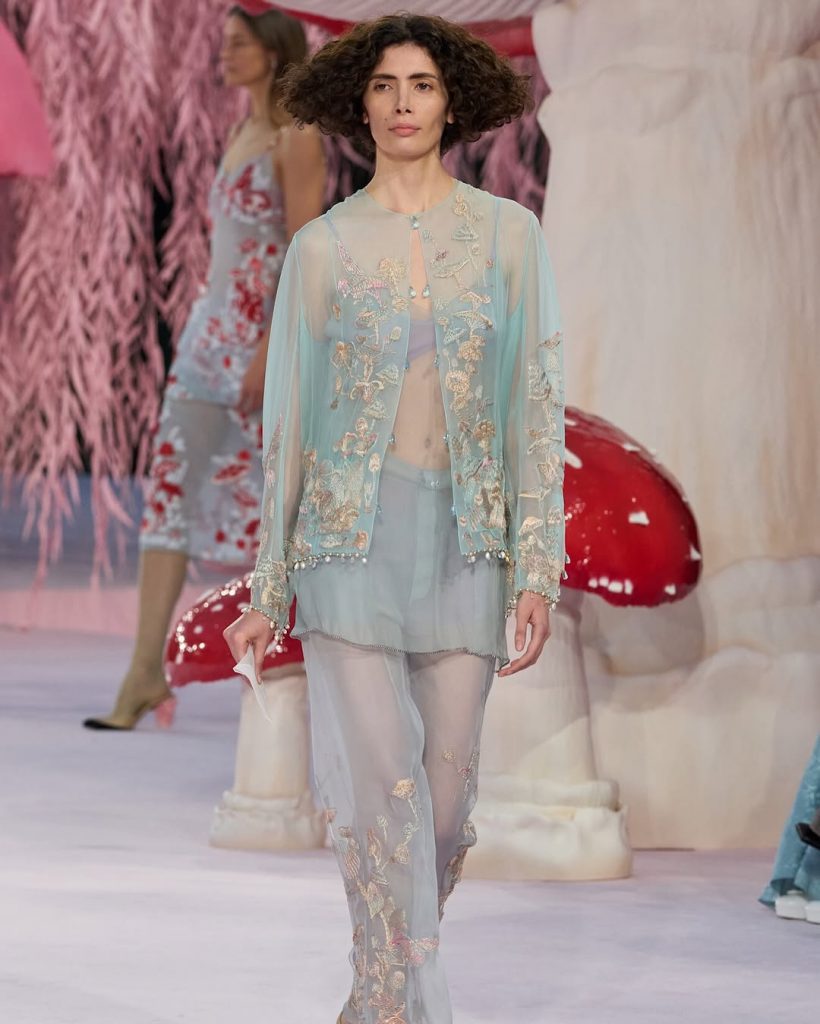 Trasparenza dell'Anima: Il Debutto Couture di Matthieu Blazy per Chanel 1 Trasparenza dell'Anima: Il Debutto Couture di Matthieu Blazy per Chanel