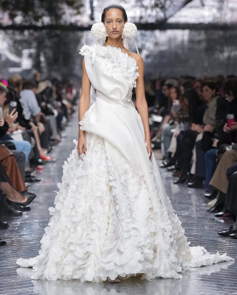 Dior Haute Couture: il debutto di Jonathan Anderson accende Parigi 5 Dior Haute Couture: il debutto di Jonathan Anderson accende Parigi