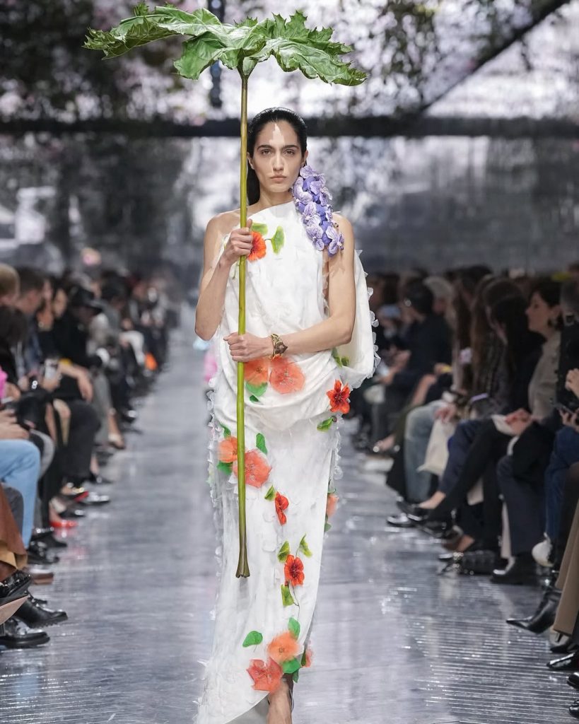 Dior Haute Couture: il debutto di Jonathan Anderson accende Parigi 1 Dior Haute Couture: il debutto di Jonathan Anderson accende Parigi