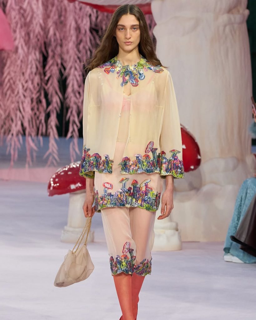 Trasparenza dell'Anima: Il Debutto Couture di Matthieu Blazy per Chanel 2 Trasparenza dell'Anima: Il Debutto Couture di Matthieu Blazy per Chanel