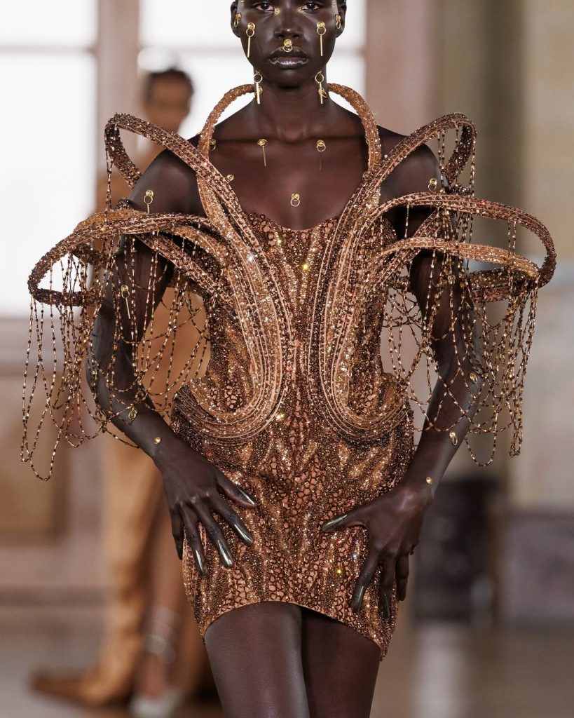 Parigi Si Illumina: Gaurav Gupta Ridefinisce l'Alta Moda con la Sua Visione Futuristica