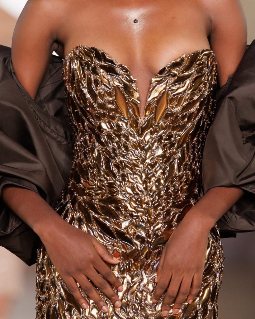 Parigi Si Illumina: Gaurav Gupta Ridefinisce l'Alta Moda con la Sua Visione Futuristica