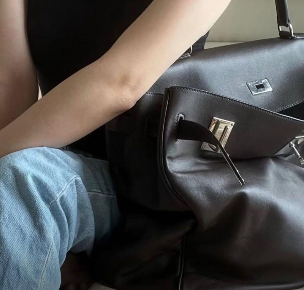 La Kelly Relax di Hermès: La Nuova Ossessione del 2026 2 La Kelly Relax di Hermès: La Nuova Ossessione del 2026