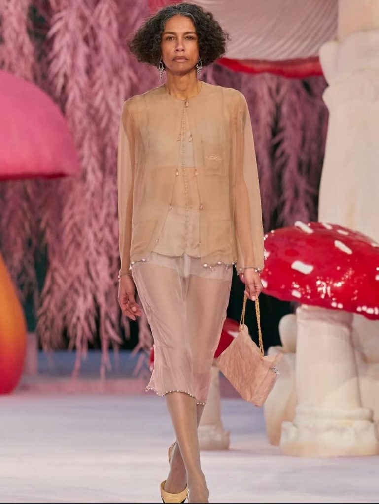 Stephanie Cavalli, la modella 49enne che ha aperto l’haute couture di Chanel a Parigi 1 Stephanie Cavalli, la modella 49enne che ha aperto l’haute couture di Chanel a Parigi
