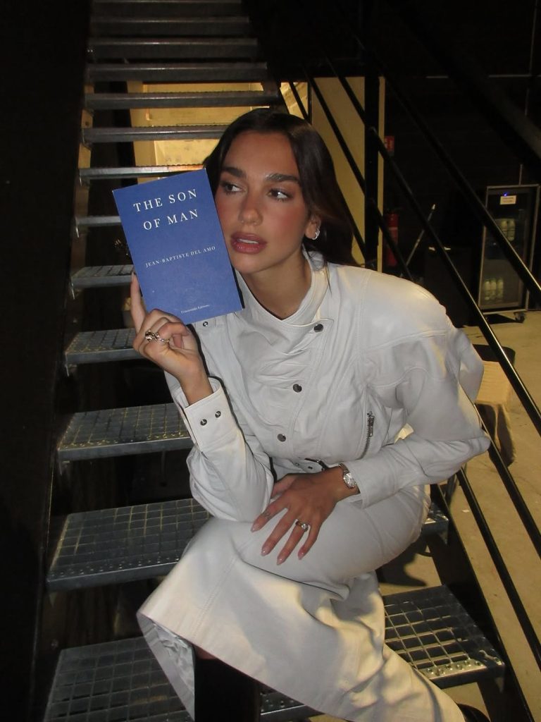 Dua Lipa e il Suo Club del Libro Segreto: Una Passione Letteraria che Sta per Conquistare l'Europa