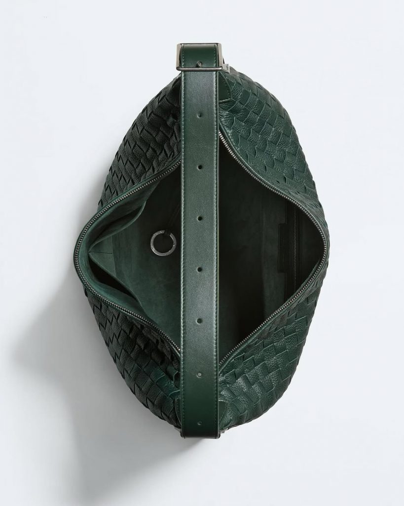 Alpi Green: il nuovo colore firmato Bottega Veneta che profuma di altitudine e raffinatezza