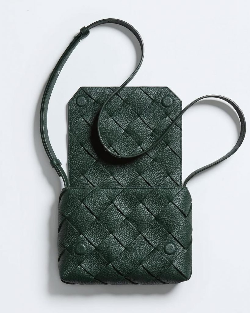 Alpi Green: il nuovo colore firmato Bottega Veneta che profuma di altitudine e raffinatezza