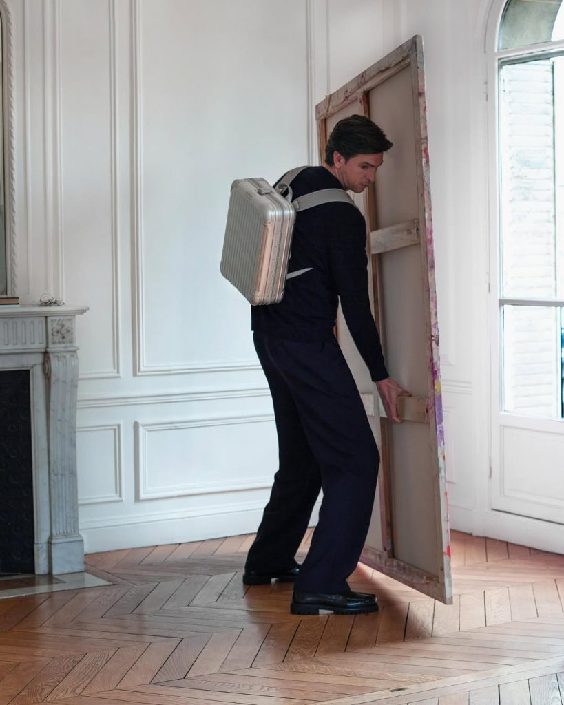 Quando Stile e Funzionalità Si Incontrano: Il Nuovo Zaino RIMOWA che Conquista Hollywood 1 Quando Stile e Funzionalità Si Incontrano: Il Nuovo Zaino RIMOWA che Conquista Hollywood