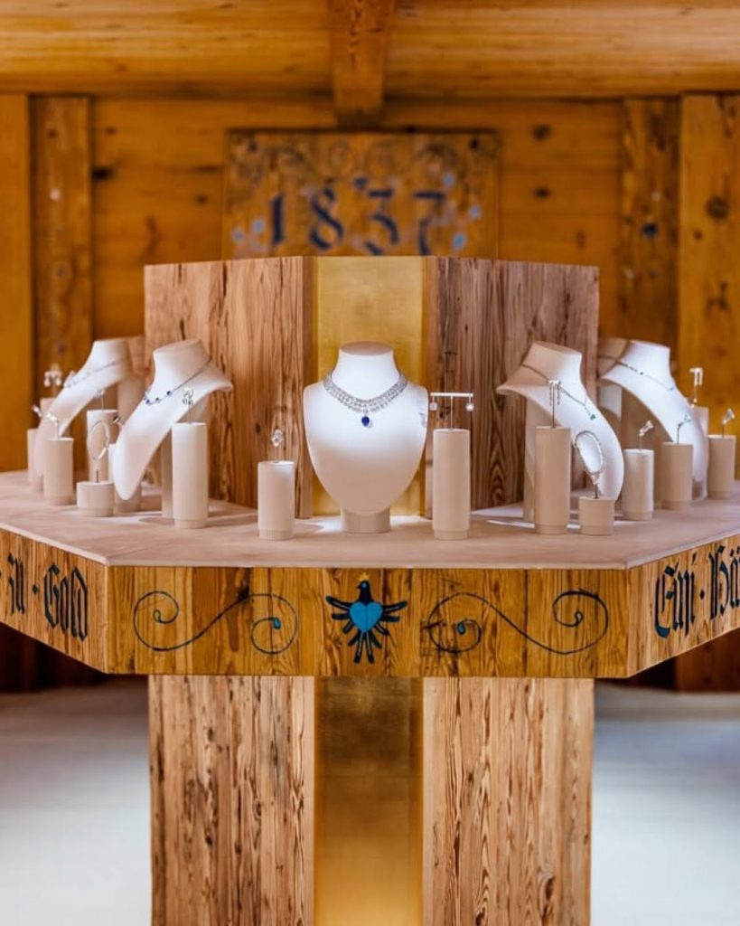 Tiffany & Co. apre un pop-up store a Gstaad: un'esperienza unica tra le Alpi svizzere