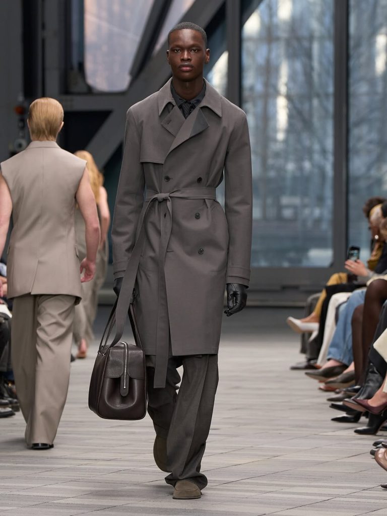 Vestirsi Come Dichiarazione di Potere: La Collezione Calvin Klein Fall 2026 di Veronica Leoni