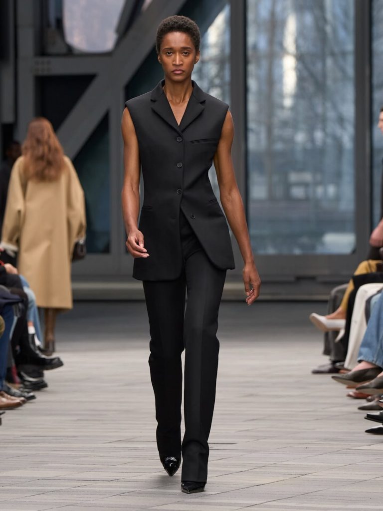 Vestirsi Come Dichiarazione di Potere: La Collezione Calvin Klein Fall 2026 di Veronica Leoni