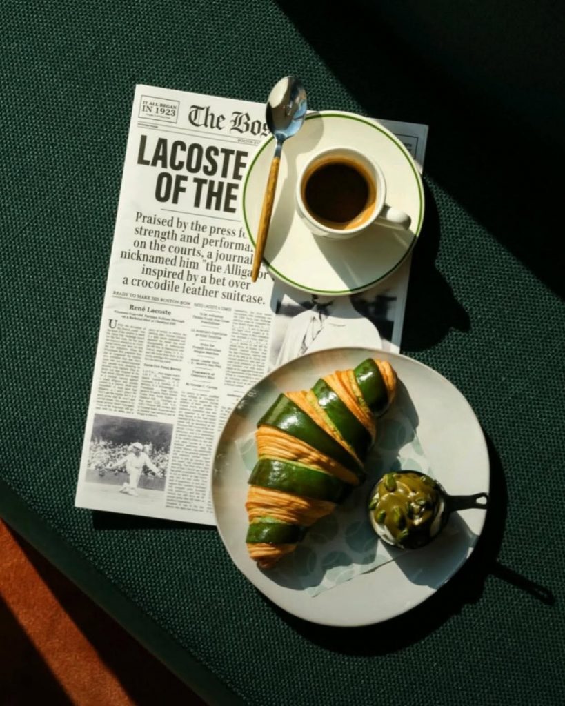 Il Primo Caffè Lacoste a Parigi: Quando i Brand Diventano Stile di Vita