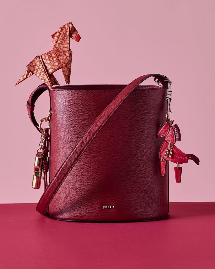 Quando l'Eleganza Italiana Incontra la Tradizione Cinese: La Collezione Furla per l'Anno del Cavallo 1 Quando l'Eleganza Italiana Incontra la Tradizione Cinese: La Collezione Furla per l'Anno del Cavallo