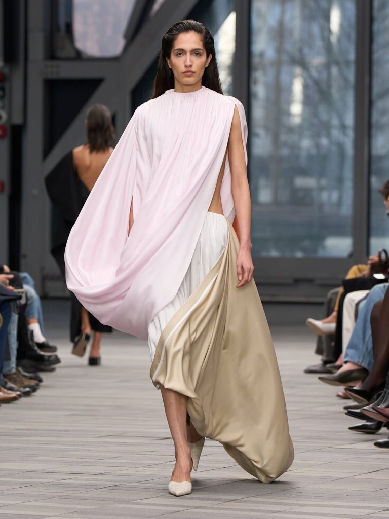 Vestirsi Come Dichiarazione di Potere: La Collezione Calvin Klein Fall 2026 di Veronica Leoni