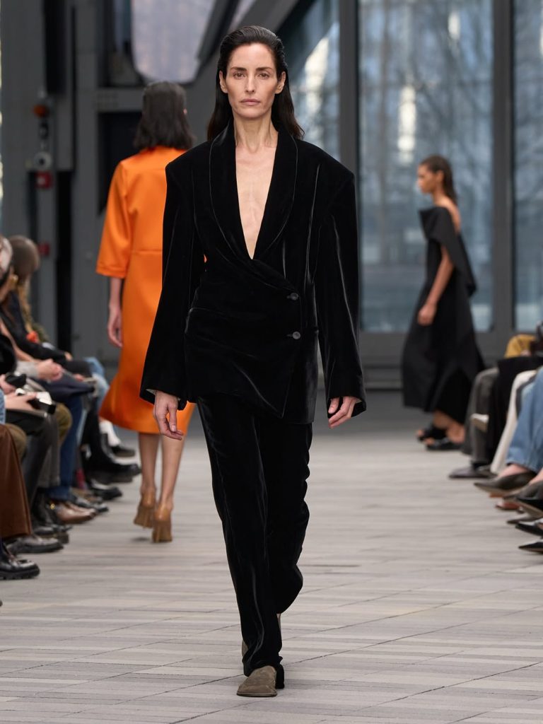 Vestirsi Come Dichiarazione di Potere: La Collezione Calvin Klein Fall 2026 di Veronica Leoni