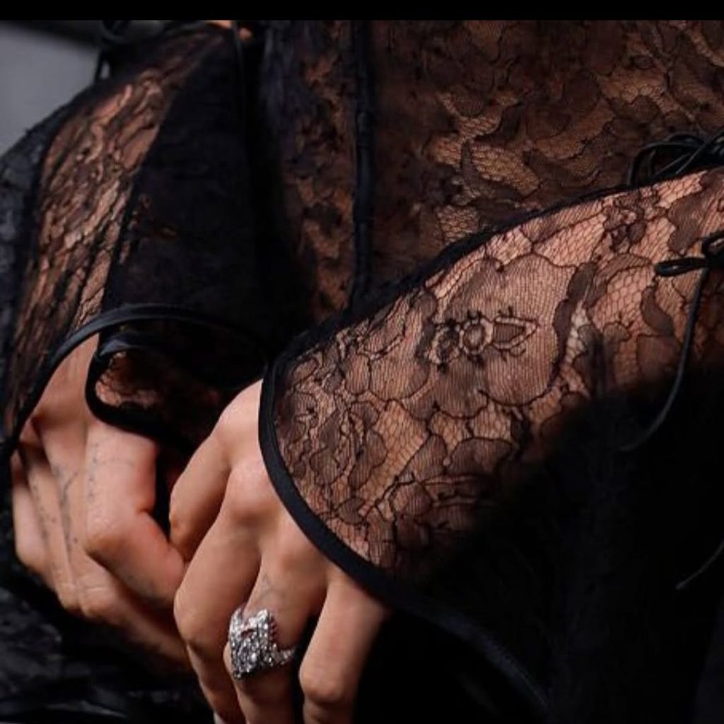 Hailey Bieber Incanta Sydney con un Abito "Naked Dress" Saint Laurent alla Première di Wuthering Heights