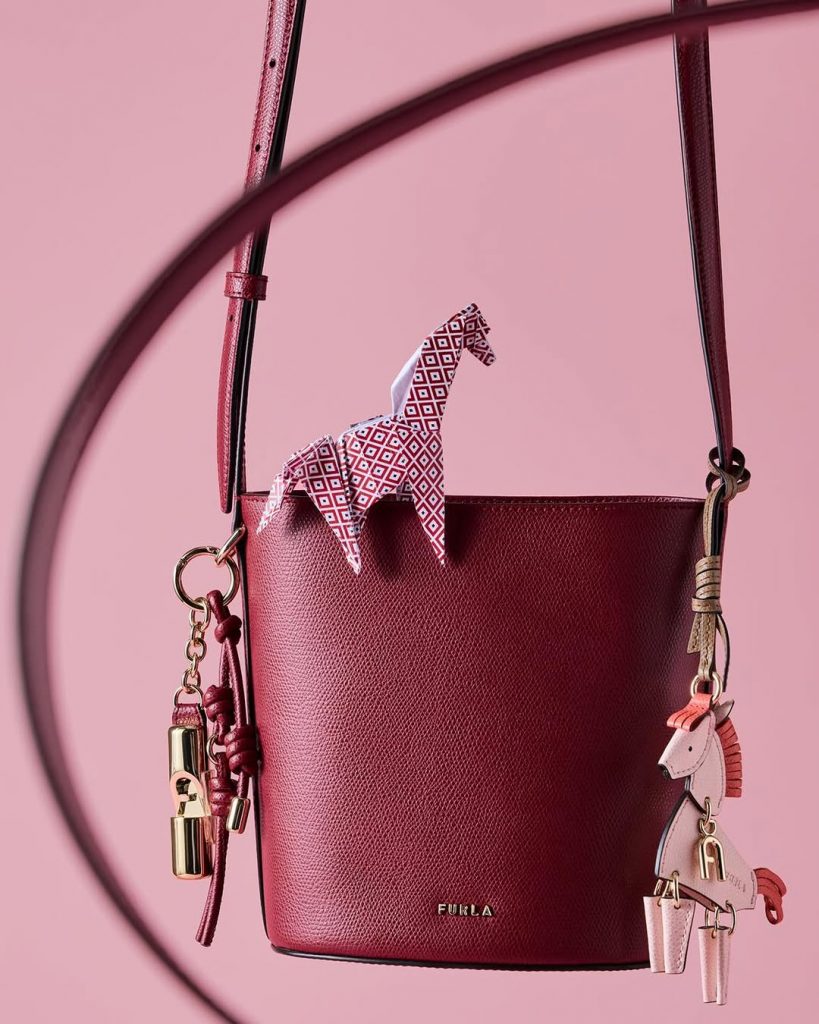 Quando l'Eleganza Italiana Incontra la Tradizione Cinese: La Collezione Furla per l'Anno del Cavallo 4 Quando l'Eleganza Italiana Incontra la Tradizione Cinese: La Collezione Furla per l'Anno del Cavallo